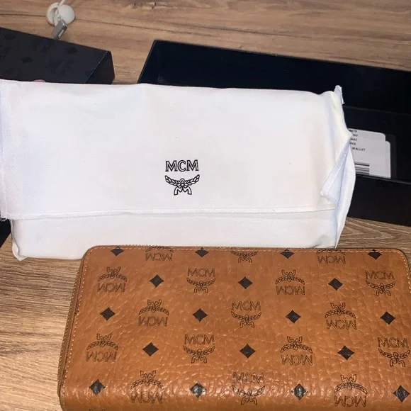 MCM cognac wallet - Picture 8 of 8
